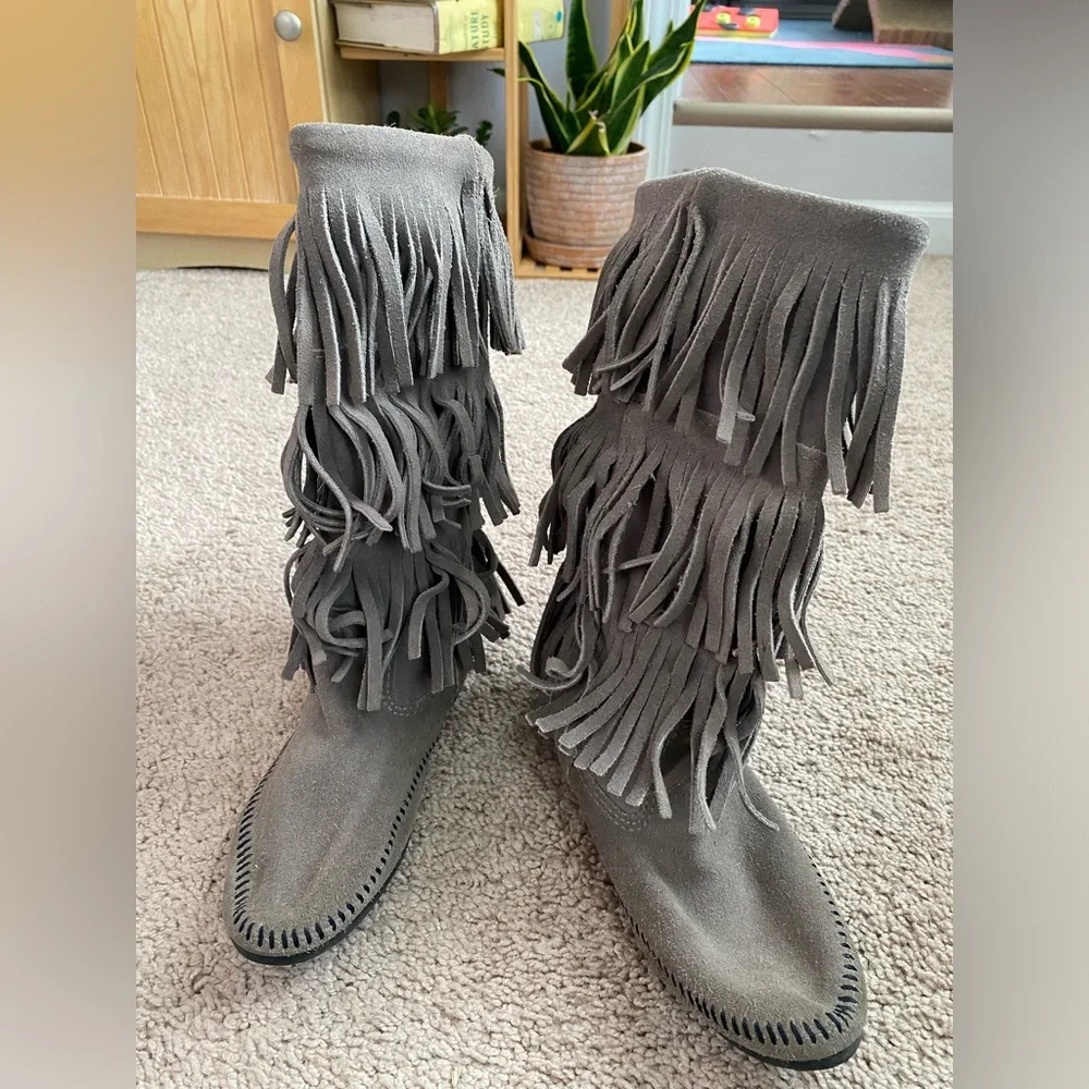 Grey Minnetonka 3 layer fringe boots - Picture 2 of 11